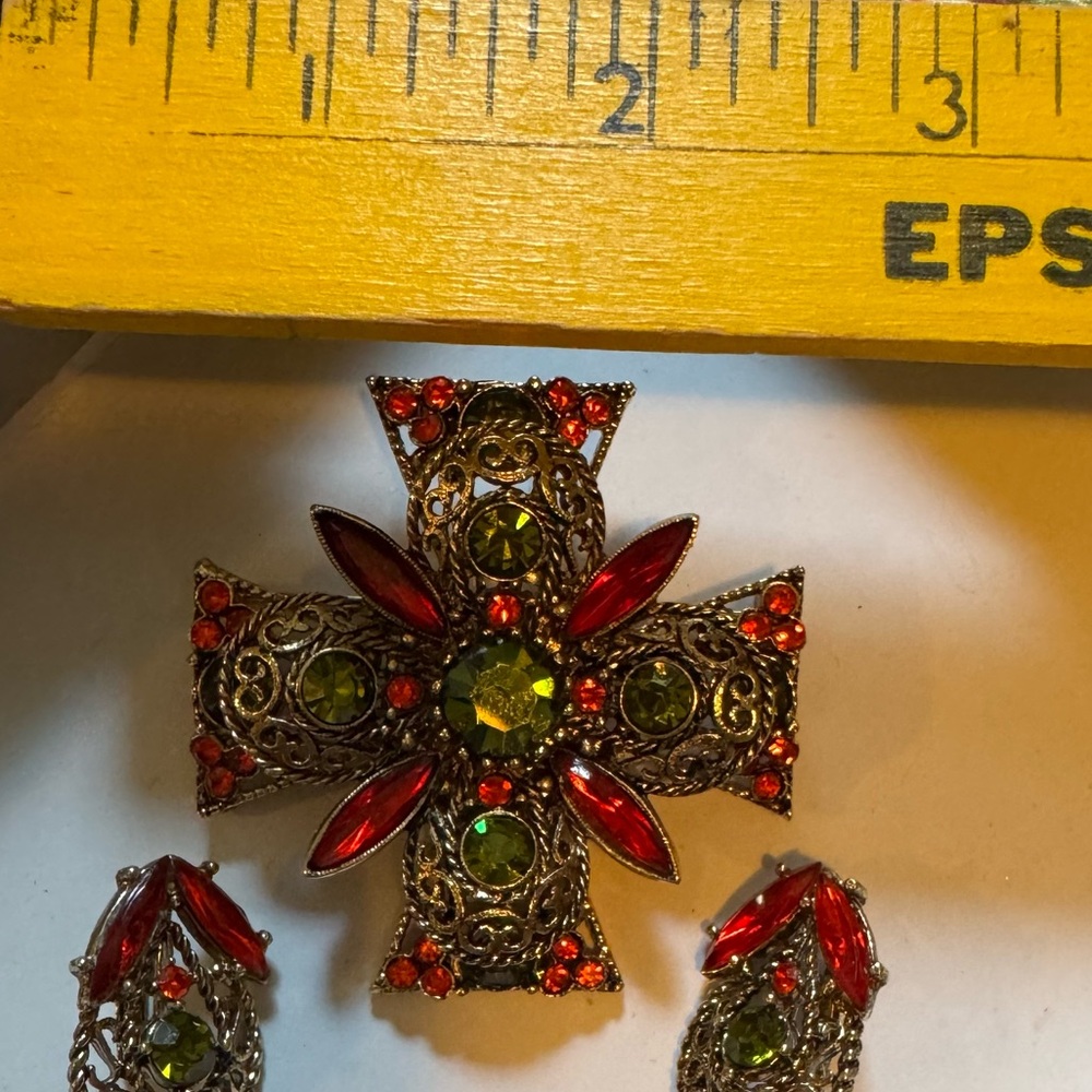 Emmons Maltese Red & Green Cross Vintage Brooch and Earrings Set - Picture 3 of 3